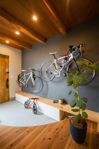 壁に趣味の自転車を収納。インテリアとしても楽しめる。