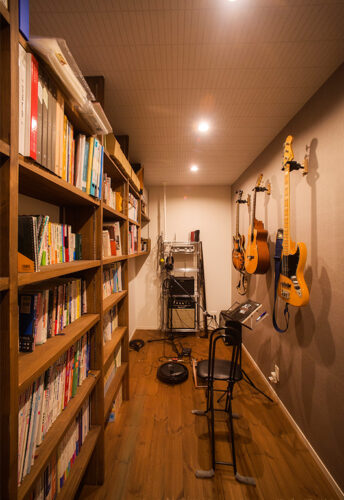 趣味室はギターを楽しむために防音仕様に。