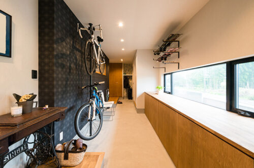 玄関の壁には、趣味の自転車を展示のように収納。
