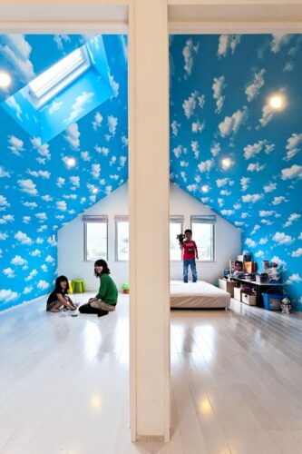 屋根の勾配を利用した子ども部屋。青空の壁紙がぴったり。