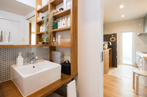 キッチンから洗面所、風呂場が一直線に並び、家事がしやすい。