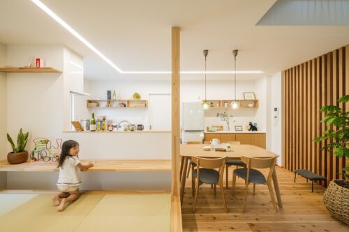 キッチン対面につくった小上がりの和室。料理しながら子どもの宿題や遊ぶ様子を見守ることができる。