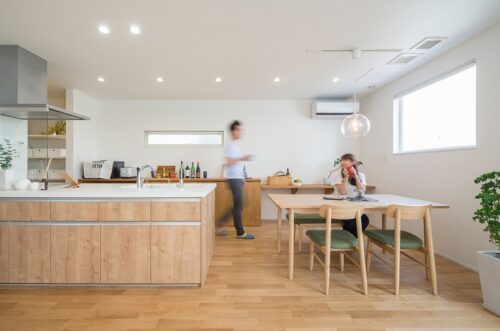 オークの床と白壁を基調にした空間は、シンプルながらも豊かな感性を感じられる。