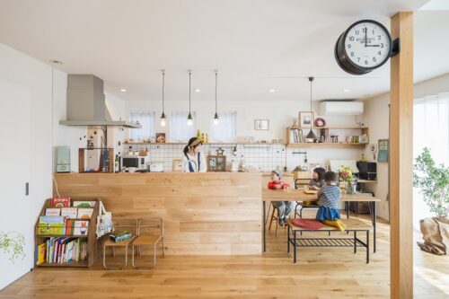 キッチンの腰壁には、床材と同じオークmixを使用。