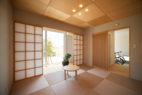縁側が付いた離れ和室。琉球畳に合わせた天井の模様がモダン。