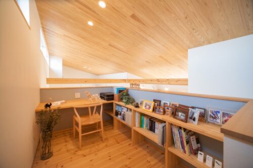ロフトにはデスクや棚を造作したご主人の書斎。