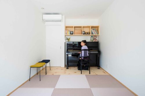 和室の一部を板張り＆床補強でピアノの練習室に。